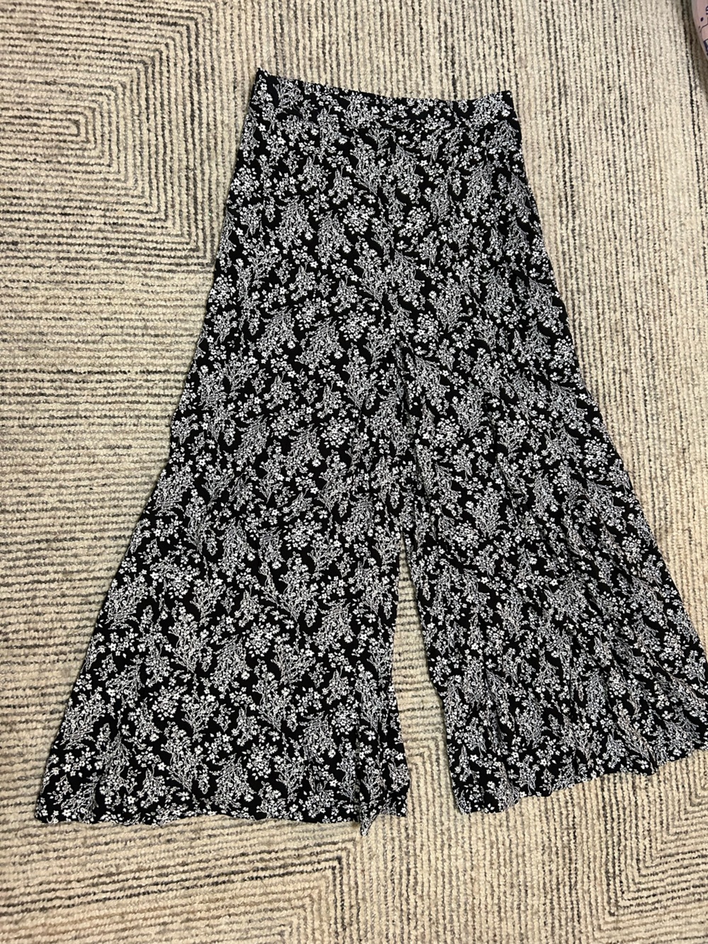 Francesca’s Wide Leg Floral Print Pants Black White Size Large Boho